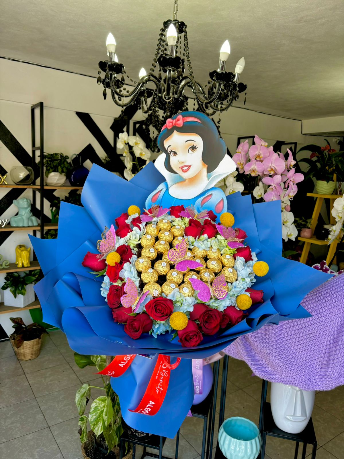 Arreglo Blanca Nieves con Rosas Rojas y Chocolates