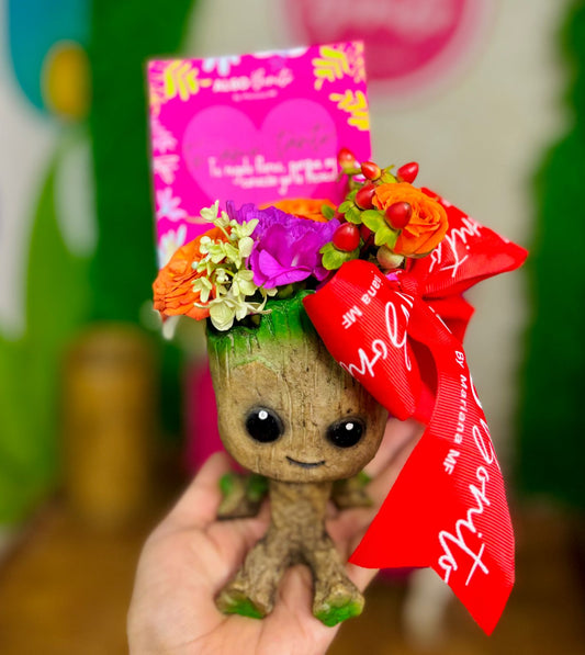 Groot con Flores Frescas