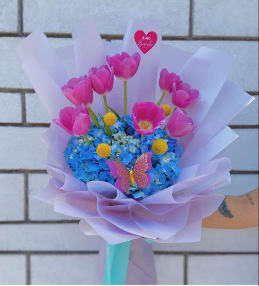 Arreglo Primaveral de tulipanes rosados con hortensias azules