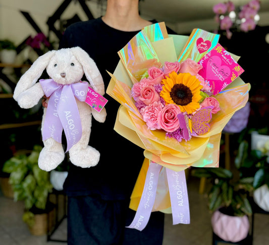 Arreglo de girasol y rosas rosadas y crisantemos lilas y conejo de peluche