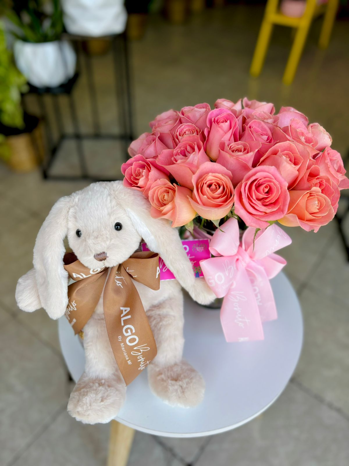 Ramo de rosas rosadas y conejo de peluche