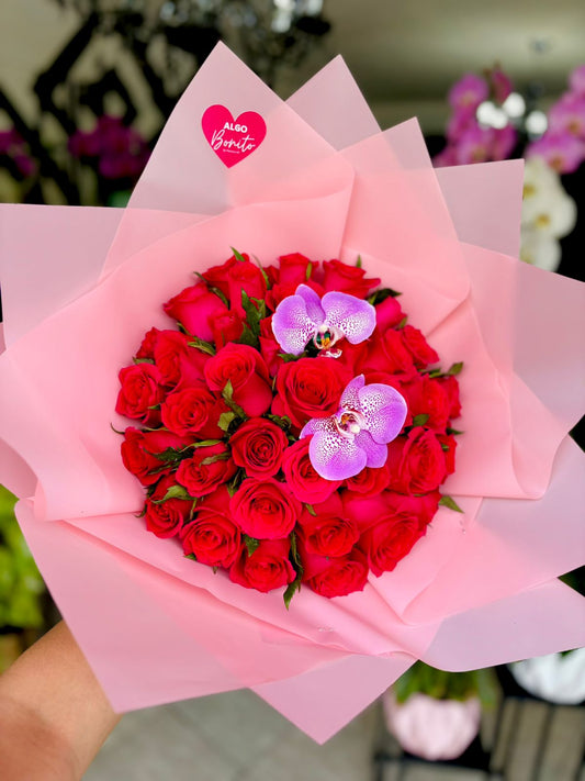 Ramo de Rosas Rojas con Orquídeas